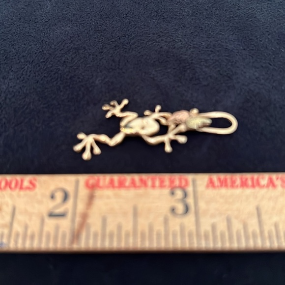 10k Gold Frog Pendant - Picture 4 of 5